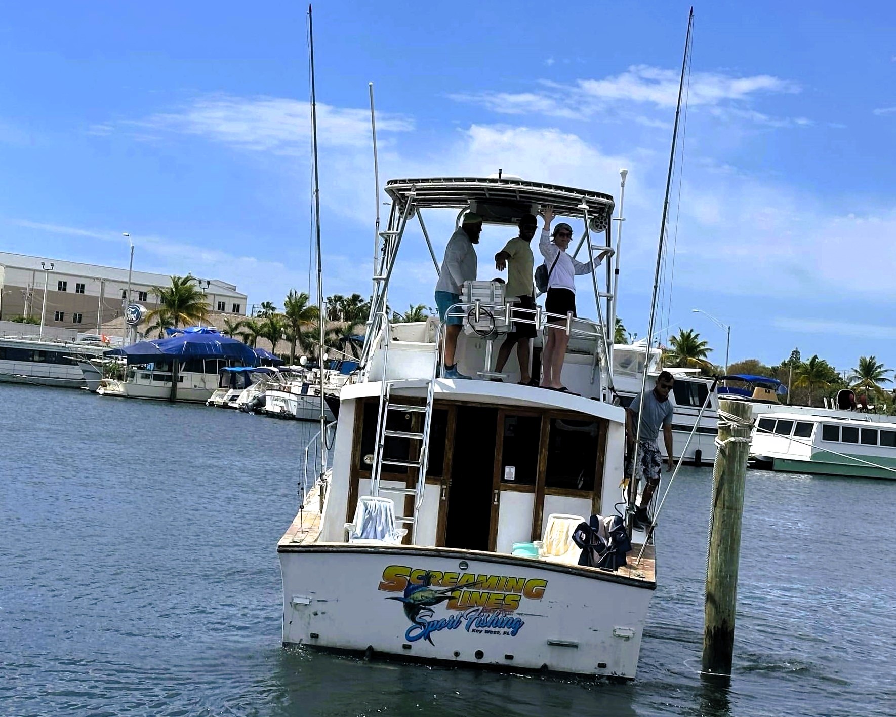 ScreamingLines Sport Fishing - 36’ - Side View